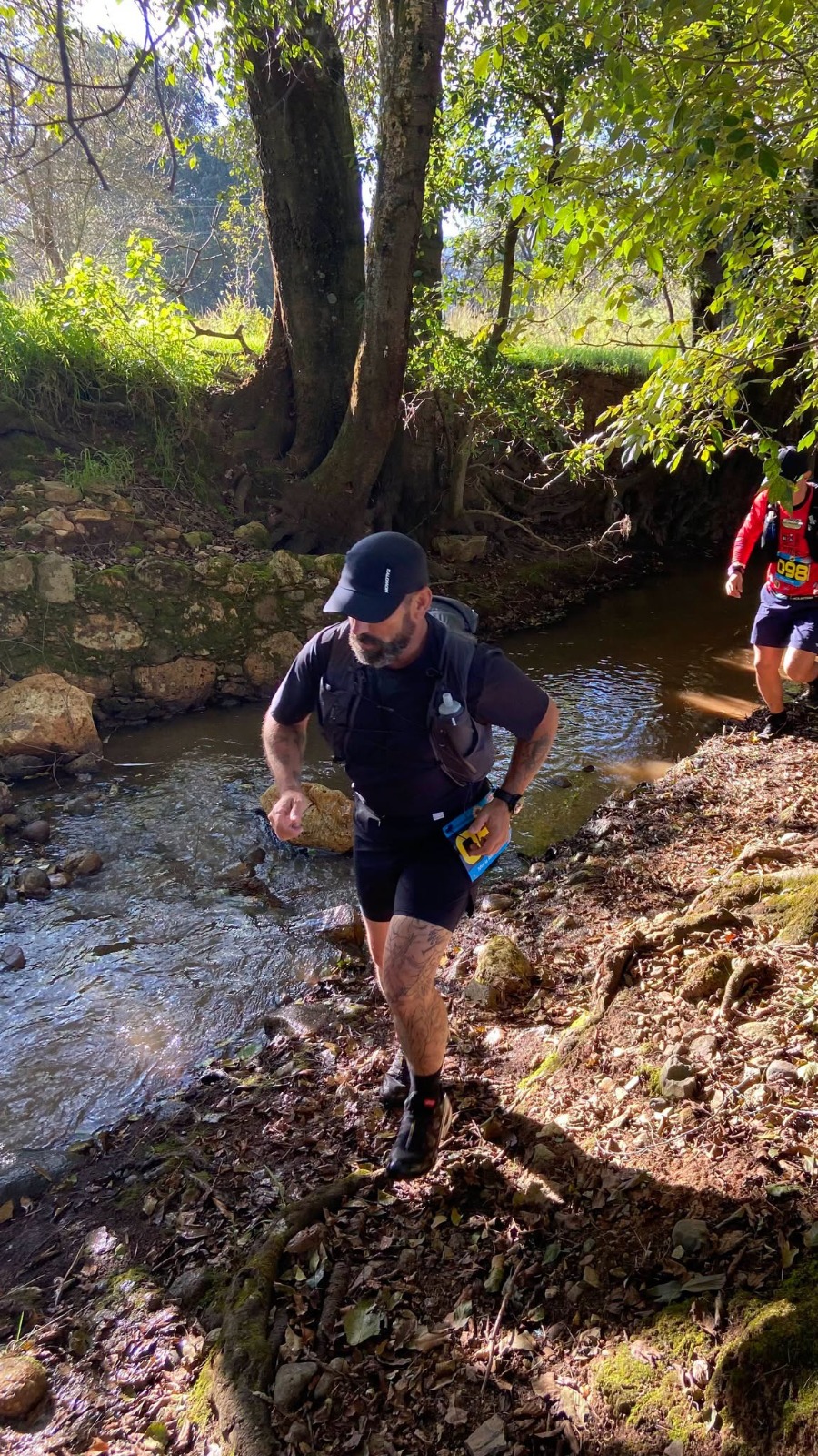 Igor recorriendo un sendero junto al río durante una carrera