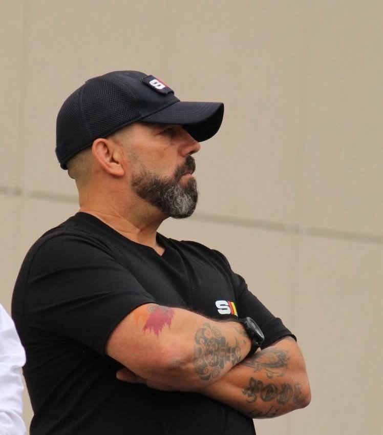 Retrato de Igor Gutiérrez, con gorra negra y los brazos cruzados